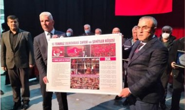 ŞEHİTLER ÖLMEZ GECESİNDE  ŞİİR OKUYAN ÇOCUK AĞLADI