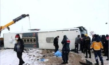 YERKÖY'DE YOLCU OTOBÜSÜ DEVRİLDİ : 1 ÖLÜ 34 YARALI