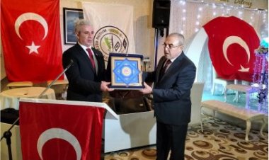 ATILGAN YILMAZ ŞEHİT YAKINLARINA TÜRK BAYRAĞI VE KURANI KERİM VERDİ.